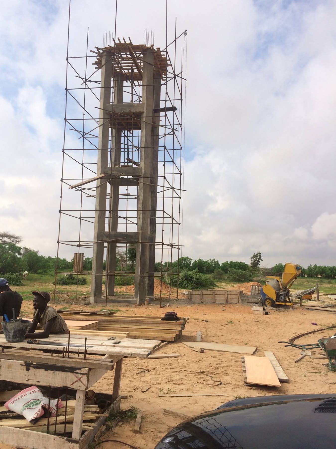 Château d'eau en construction, échafaudages et coffrage du génie civil